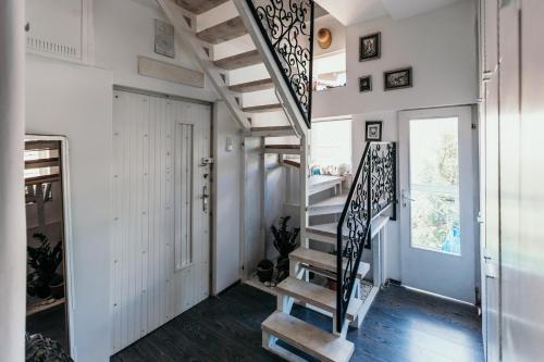 un escalier dans une maison aux murs blancs dans l'établissement Baščaršija Sight, à Sarajevo