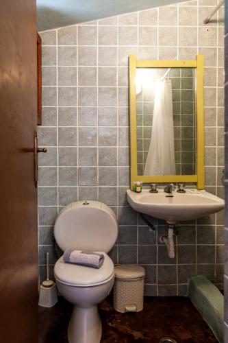 a bathroom with a toilet and a sink at Kiki&Nina in Halki