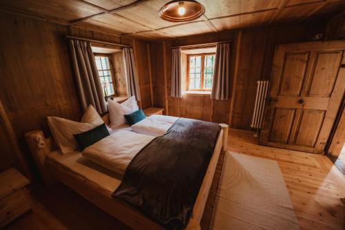 een slaapkamer met een bed in een houten kamer bij Chalet Passeier - ZOLL in Saltusio