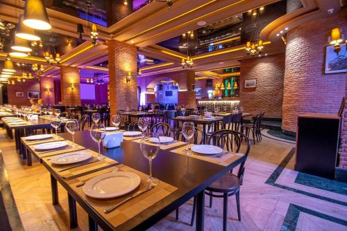 Ресторан / где поесть в Cozy room in ORBI Palace Hotel