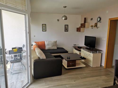 una sala de estar con un sofá y una mesa en Lake View Apartment Ohrid, en Ohrid