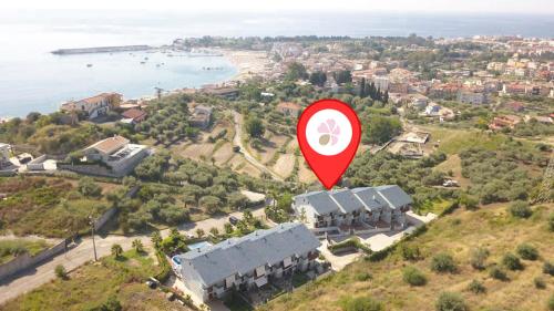 a red target sign on top of a hill at Villa i Minnulareddi in Giardini Naxos