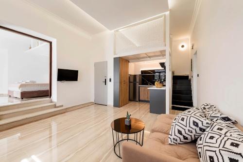 salon z kanapą i stołem w obiekcie Alia Apartments w mieście Rodos
