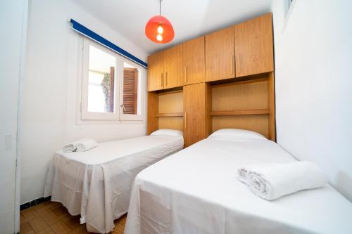 Posteľ alebo postele v izbe v ubytovaní HomeHolidaysRentals Miramar - Costa Barcelona