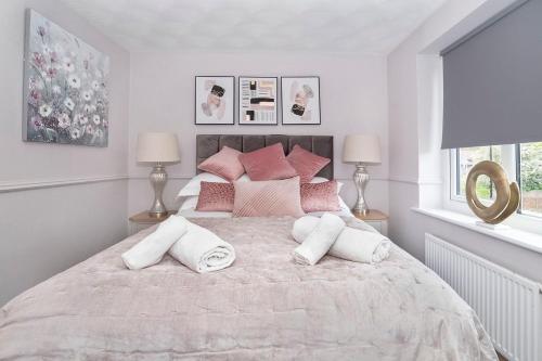 1 dormitorio blanco con 1 cama grande con almohadas rosas en Victoria Retreat en York