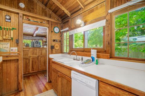 - une cuisine avec des murs en bois, du parquet et un évier dans l'établissement Park Vogel Cottage, à Frankfort