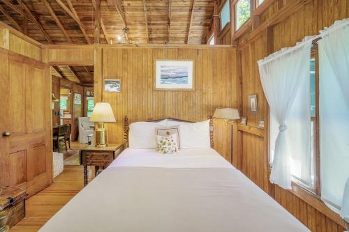 une chambre avec un lit dans une pièce aux murs en bois dans l'établissement Park Vogel Cottage, à Frankfort
