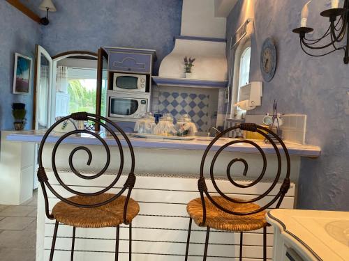 グラースにあるVallis Aureaのカウンター前の椅子2脚付きキッチン