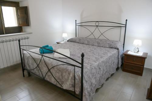 a bedroom with a bed and a nightstand with a bed sidx sidx sidx sidx at Terrazzo sullo Ionio in Nova Siri