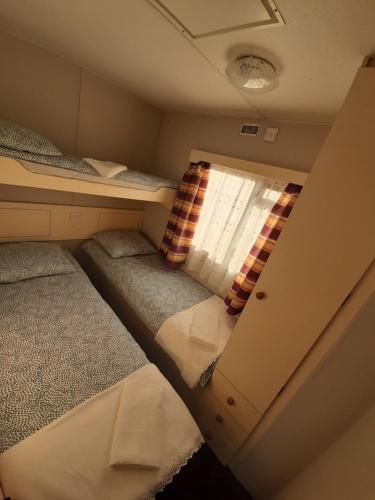 a small room with two beds and a window at Gosp. Agroturystyczne Stary Gaj in Żerkowice