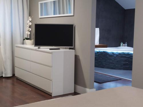 a television on a white dresser in a room at Vila Gosen in Şard