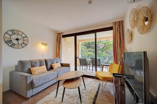 Upstays - 3 Rooms - Renovated - Pool - AC
