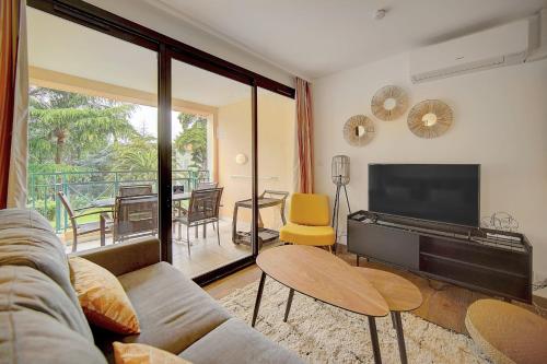 Upstays - 3 Rooms - Renovated - Pool - AC
