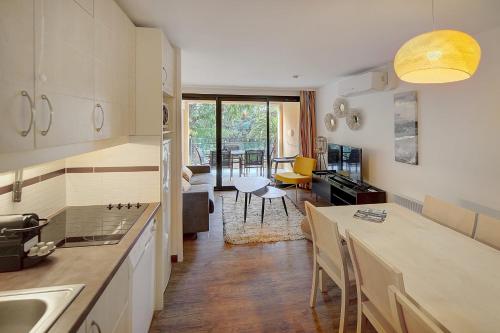 une cuisine avec un évier et un plan de travail dans l'établissement IMMOGROOM - 3 Rooms - Renovated - Pool - Air conditioning - Parking - Wifi, à Cannes