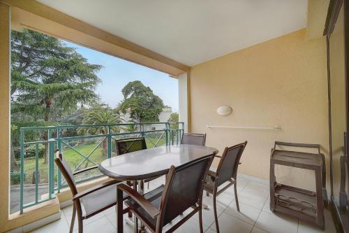 une salle à manger avec une table et des chaises et une fenêtre dans l'établissement IMMOGROOM - 3 Rooms - Renovated - Pool - Air conditioning - Parking - Wifi, à Cannes