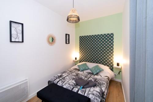 une petite chambre avec un lit dans une pièce dans l'établissement LE BRIENNE - HYPERCENTRE - TBS - NETFLIX, à Toulouse