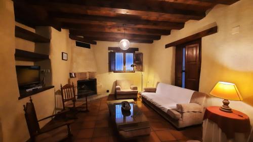 耶斯特的住宿－Casas Rurales Tio Frasquito y Cleto，客厅配有沙发和桌子