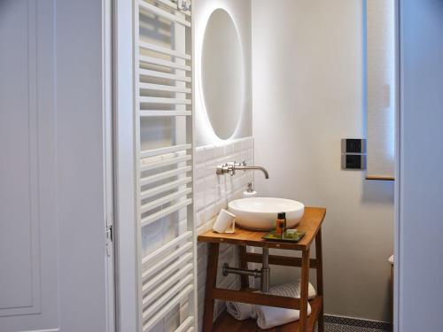 een badkamer met een wastafel en een spiegel bij La Furibonda in Fano