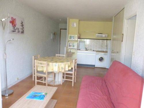un salon avec une table et une cuisine dans l'établissement 2 pièces proche du port et des plages, à Cavalaire-sur-Mer