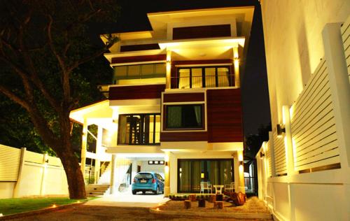 un edificio con un coche aparcado delante de él por la noche en Jamjuree Home at Udonthani en Udon Thani