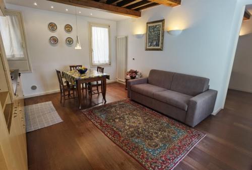 een woonkamer met een bank en een tafel bij Ca della Pietà in Venetië