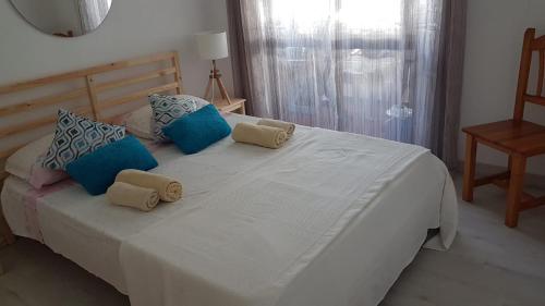 クアルテイラにあるApartment Girasol Front Beach Quarteira Algarveのベッドルーム(白いベッド、青い枕付)