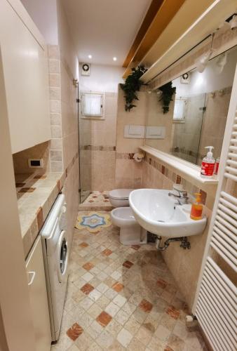 een badkamer met 2 toiletten en een wastafel en een wastafel bij Ca della Pietà in Venetië