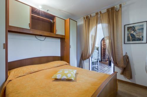 Posteľ alebo postele v izbe v ubytovaní Anamarija Apartments near the beach and the fantastic Adria Sea with over 10 small islands close by