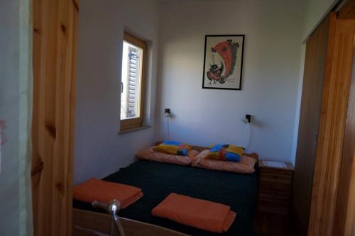 een kleine kamer met een bed in de hoek bij Apartments Ivanković in Preko