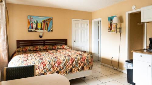 um quarto de hotel com uma cama e uma cozinha em Wave Rider Resort em Myrtle Beach