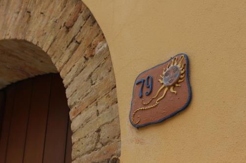 a clock on the side of a building at Fiori e Limoni in Quartucciu