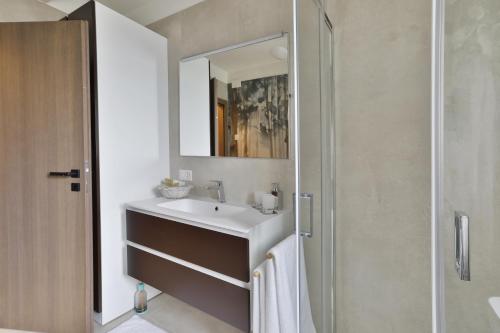 uma casa de banho com um lavatório e um espelho em Appartamenti Ramarro em Ronco sopra Ascona