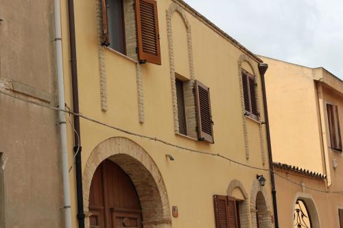 a building with a door and an archway at Fiori e Limoni in Quartucciu