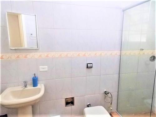 Bathroom sa Casa a uma quadra da praia