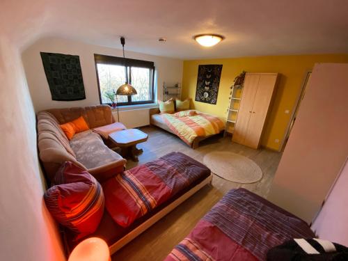 a living room with a couch and a table at Ferienwohnung Erfurt Marbacher Höhe in Erfurt