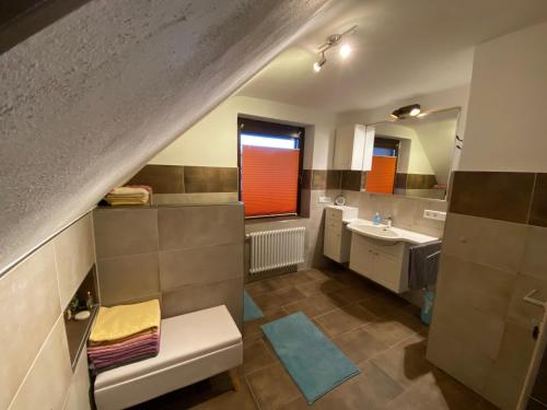 a bathroom with a sink and a toilet and a mirror at Ferienwohnung Erfurt Marbacher Höhe in Erfurt