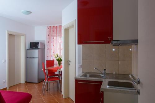Η κουζίνα ή μικρή κουζίνα στο Apartments Mijo
