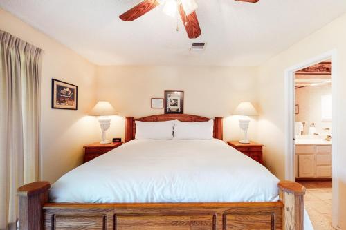 een slaapkamer met een bed en twee lampen op tafels bij Condo on the Green in Canyon Lake