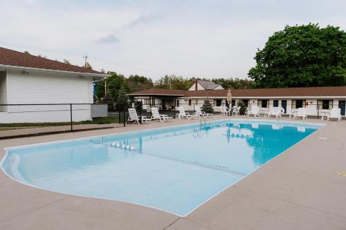 Πισίνα στο ή κοντά στο Blue Moon Motel