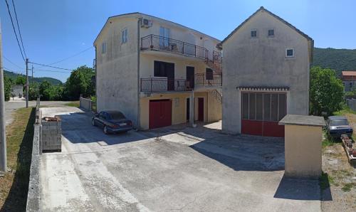 البناء الذي يحتوي الشقة