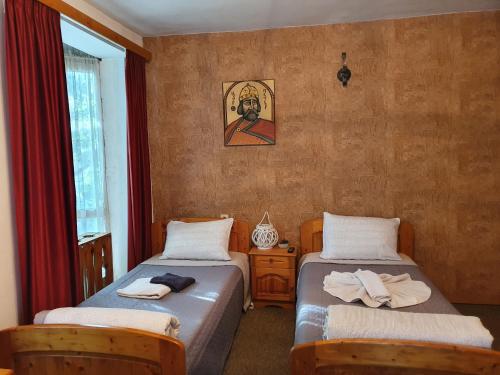 1 dormitorio con 2 camas y ventana en Семеен Хотел Българи, en Montana