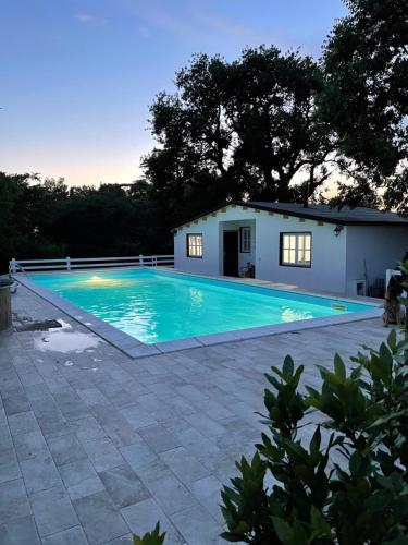 uma piscina em frente a uma casa em B&B VILLA LUPIDI em Corridonia