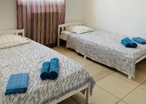 Cette chambre comprend 2 lits avec des oreillers bleus. dans l'établissement Maison avec vue panoramique, à Cavalaire-sur-Mer