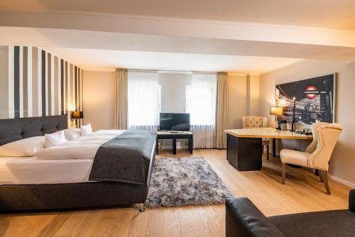 a hotel room with a bed and a desk at Boutique-Hotel Villa Anna in Eisenach