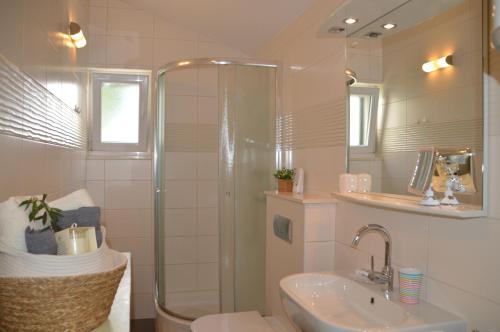 Koupelna v ubytování ISSA Holiday Home - 3 Min Walk to Beach
