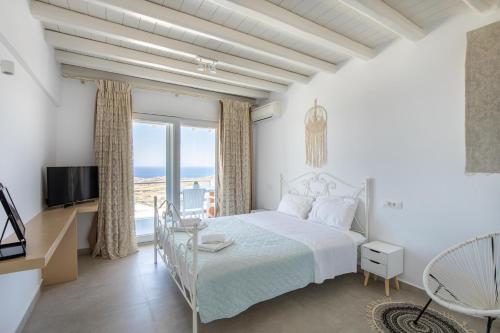 una camera con letto e vista sull'oceano di Elma’s Summerhouses a Mykonos Città