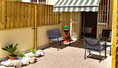 - une terrasse avec 2 chaises et une table dans l'établissement Terrazza Garibaldi, à Naples