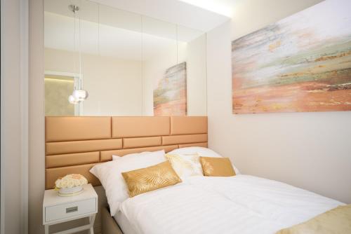 En eller flere senger på et rom på Second Home Luxury Apartman