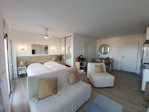 uma sala de estar com duas camas e um sofá em Penthouse Haramara, Romana Playa Marbella em Marbella