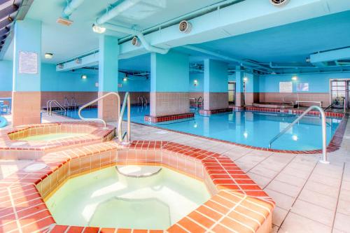 - Piscina con bañera de hidromasaje en un edificio en The Phoenix V Resort, en Orange Beach